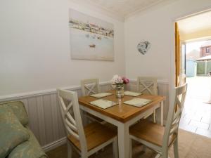 a dining room with a table and chairs at Breydon Cottage in Great Yarmouth