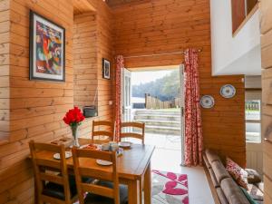 een eetkamer met een tafel en stoelen bij Avonside Cottage in Bristol