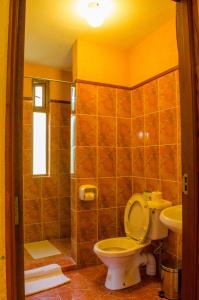 Ένα μπάνιο στο Kianderi Villa-Great Rift Valley Resort +27 φωτογραφίες