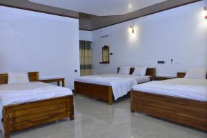 En eller flere senge i et værelse på Ceylon Safari Cottage