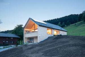 uma casa sentada no topo de uma colina em Zu Gast bei den Hagspiels em Hittisau