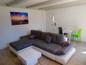 sala de estar con sofá y mesa en Ferienwohnung Piller 4 Sterne, en Michelsneukirchen