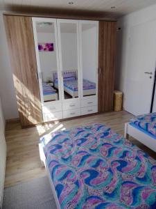 1 dormitorio con cama y espejo grande en Ferienwohnung Piller 4 Sterne, en Michelsneukirchen