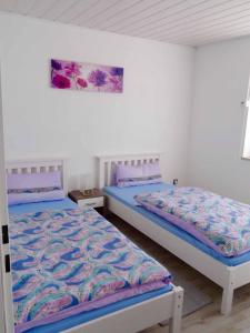 1 dormitorio con 2 camas y una foto en la pared en Ferienwohnung Piller 4 Sterne en Michelsneukirchen