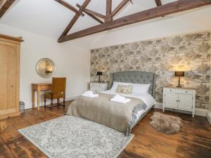 Postel nebo postele na pokoji v ubytování Warren House Cottage