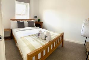 سرير أو أسرّة في غرفة في Home Crowd Luxury Apartments- Auckley House