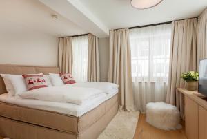 Postel nebo postele na pokoji v ubytování A-ROSA Collection Hotel Thurnher's Alpenhof