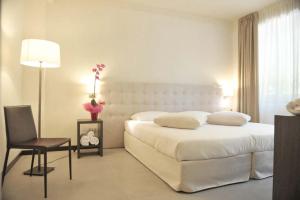 Säng eller sängar i ett rum på HLL Hotel Lungolago Lecco
