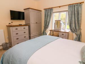 מיטה או מיטות בחדר ב-Tilberthwaite Farm Cottage