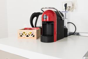 un mixeur rouge posé sur un comptoir à côté d'une boîte dans l'établissement Borgo Fratta Holiday Houses, à Umbertide