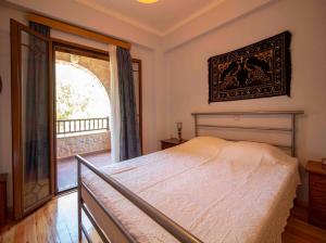 Una cama o camas en una habitación de Laconian Collection #Karvela's stone house#