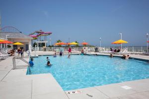 Bazén v ubytování Cedar Point Hotel Breakers nebo v jeho okolí