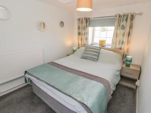 une chambre avec un lit et une fenêtre dans l'établissement Falconers Cottage, à Holyhead