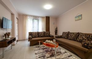 Alex apartment في فيلينغراد: غرفة معيشة مع أريكة وطاولة