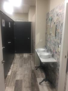 baño con 2 lavabos y espejo grande en Oli Vita Hostel ALBERGUE CON ENCANTO, en Viveiro