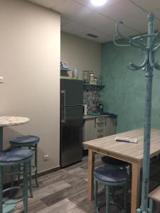 比韦罗Oli Vita Hostel ALBERGUE CON ENCANTO的配有桌椅和冰箱的厨房 更多37张照片
