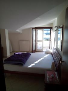 モンテジルヴァーノにあるAttico Mansardato con vista mareの窓付きの客室の大型ベッド1台分です。
