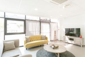 TV a/nebo společenská místnost v ubytování Zenao Appart'hôtels Mulhouse