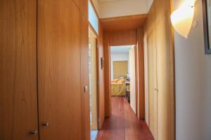 um corredor com paredes de madeira e um quarto com uma cama em Quinta da Aldeia de Avanca em Avanca