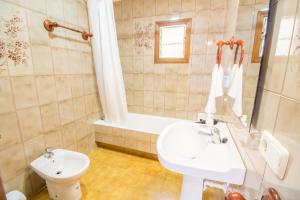 Ванная комната в Beautiful private villa on the sea