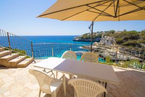 En balkon eller terrasse på Beautiful private villa on the sea