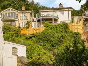 een huis op de top van een heuvel met bomen bij Kittiwake in Plymouth