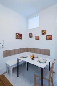Posedenie v ubytovaní Modern Apartment Navrátilova II