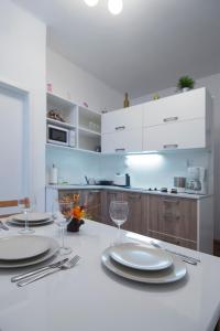 Kuchyňa alebo kuchynka v ubytovaní Modern Apartment Navrátilova II + 37 fotografií