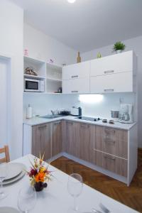 Kuchyňa alebo kuchynka v ubytovaní Modern Apartment Navrátilova II