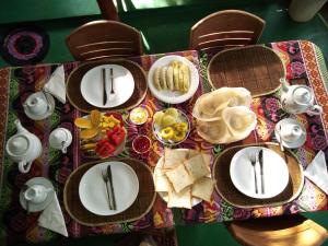 uma mesa com pratos de comida numa mesa em Sigiri Tarushan Home Stay em Sigiriya