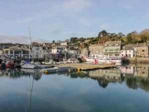 einen Yachthafen mit Booten im Wasser und eine Stadt in der Unterkunft Sarah's Cottage in Padstow