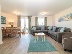 una sala de estar con un sofá y una mesa en Sea Dreams, en Marazion 24 fotos más