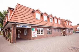 ein Backsteingebäude mit einem Hotel in einer Straße in der Unterkunft Hotel Heideparadies in Soltau