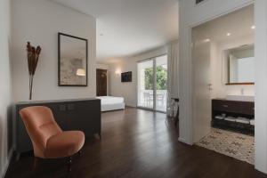 a bathroom with a desk and a chair in a room at Il Gallo Bianco in Cagliari