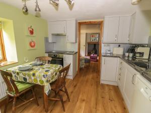 A kitchen or kitchenette at Cottage on the Common