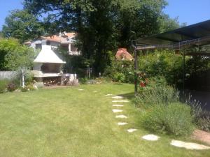 Ein Garten an der Unterkunft Apartman Antonia