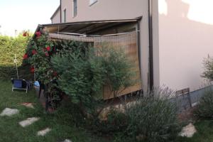 Ein Garten an der Unterkunft Apartman Antonia