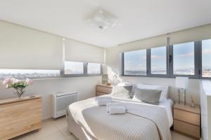 una camera con letto bianco e finestre di GB Athens View Luxury Suite ad Atene