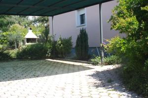Ein Garten an der Unterkunft Apartman Antonia