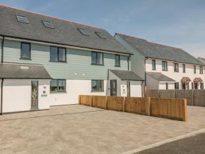 una imagen de una casa con entrada en Ocean Breeze, en Marazion