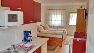 a kitchen with a sink and a bed in a room at Ferienzimmer *Auszeit* in Sassnitz