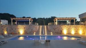 una piscina con luces y un edificio en Villa Fumarola, en Ostuni