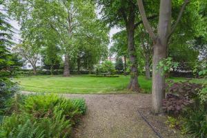 un parque con árboles y césped en Hyde Park Residence, en Londres