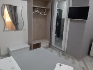 a bathroom with a tv and a mirror at Il Diamante in Crotone