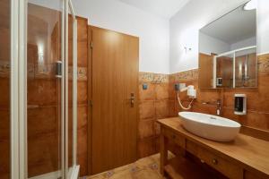 Ένα μπάνιο στο Hotel U Kata