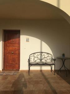 a bench in the corner of a room with a door at Mi trocito de Cielo Ayamonte in Ayamonte