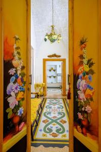 un pasillo con una puerta abierta con una alfombra colorida en Palazzo Gallo Resort, en Gallipoli