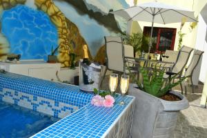 una piscina con tavolo, bicchieri e fiori di El Relax a Salta