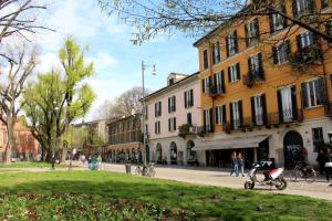 una strada in una città con edifici e un parco di LOVELY MILANO - Brand new stylish apartment in Navigli Area a Milano