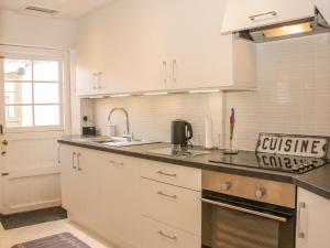 A kitchen or kitchenette at Queens Cottage